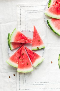  Yaz saati! Işık beyaz bir arka planda yer metin için taze sulu kırmızı karpuz dilimleri. Düz yatıyordu, en iyi görünümü