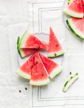  Yaz saati! Işık beyaz bir arka planda yer metin için taze sulu kırmızı karpuz dilimleri. Düz yatıyordu, en iyi görünümü