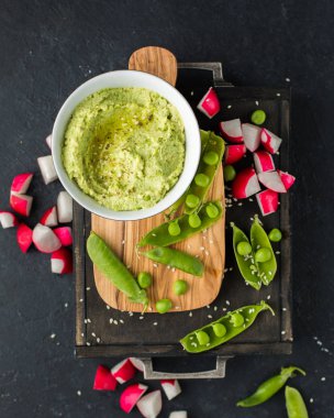 Geleneksel klasik humus nohut ve yeşil bezelye, zeytin yağı ve baharat. Hizmet taze sebze, turp, havuç, taze yeşil bezelye ile. Yararlı diyet çerez. 