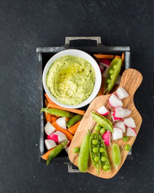 Geleneksel klasik humus nohut ve yeşil bezelye, zeytin yağı ve baharat. Hizmet taze sebze, turp, havuç, taze yeşil bezelye ile. Yararlı diyet çerez. 