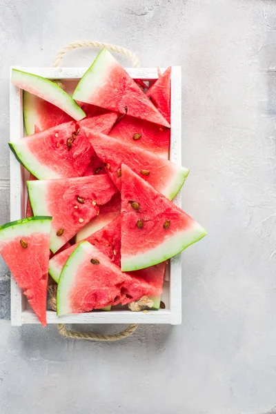  Yaz saati! Işık beyaz bir arka planda yer metin için taze sulu kırmızı karpuz dilimleri. Düz yatıyordu, en iyi görünümü