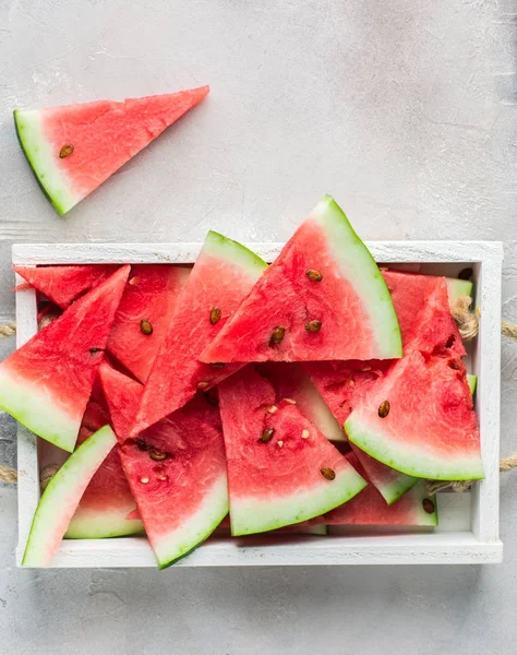  Yaz saati! Işık beyaz bir arka planda yer metin için taze sulu kırmızı karpuz dilimleri. Düz yatıyordu, en iyi görünümü