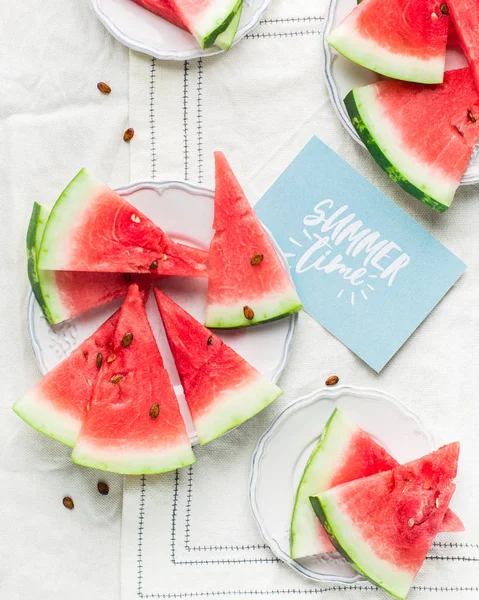  Yaz saati! Işık beyaz bir arka planda yer metin için taze sulu kırmızı karpuz dilimleri. Düz yatıyordu, en iyi görünümü