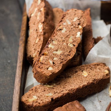 Vintage mezarda fındık ile klasik çikolatalı İtalyan bisküvi. Uzay kopyalayın. Metin için boş alan görüntüleyin. Metin için yer. Gıda fotoğraf. Üstten Görünüm
