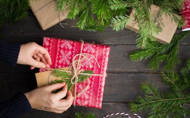 Xmas arka plan dekorasyon, Noel ağacı ve hediye kutuları ahşap tahta üzerinde. Düz yatıyordu, en iyi görünümü