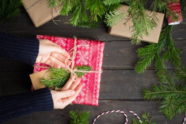 Xmas arka plan dekorasyon, Noel ağacı ve hediye kutuları ahşap tahta üzerinde. Düz yatıyordu, en iyi görünümü