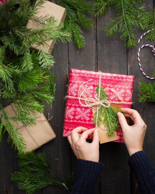 Xmas arka plan dekorasyon, Noel ağacı ve hediye kutuları ahşap tahta üzerinde. Düz yatıyordu, en iyi görünümü