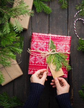 Xmas arka plan dekorasyon, Noel ağacı ve hediye kutuları ahşap tahta üzerinde. Düz yatıyordu, en iyi görünümü