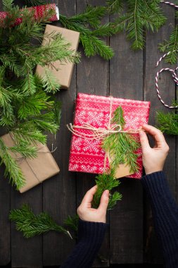 Xmas arka plan dekorasyon, Noel ağacı ve hediye kutuları ahşap tahta üzerinde. Düz yatıyordu, en iyi görünümü