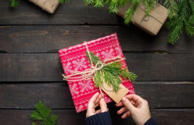 Xmas arka plan dekorasyon, Noel ağacı ve hediye kutuları ahşap tahta üzerinde. Düz yatıyordu, en iyi görünümü