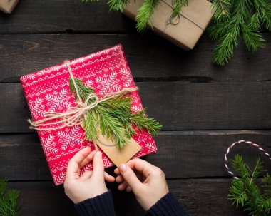 Xmas arka plan dekorasyon, Noel ağacı ve hediye kutuları ahşap tahta üzerinde. Düz yatıyordu, en iyi görünümü