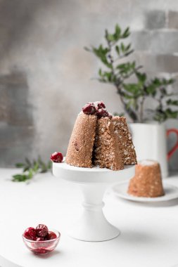 Kiraz ve süzme peynir, çikolata mini ham kek kiraz ve Hindistan cevizi ile dekore edilmiştir. Geleneksel Rus Paskalya tatlı. Işık Beyaz ahşap zemin üzerinde. Çocuk oyuncağı.