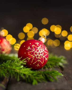 Kış ayarı Noel kırmızı topları. Kış xmas tatil kavramı.