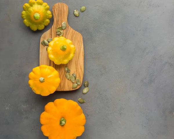 Pequeñas Calabazas Naranjas Calabazas Sobre Tablero Madera Sobre Fondo Claro — Foto de Stock