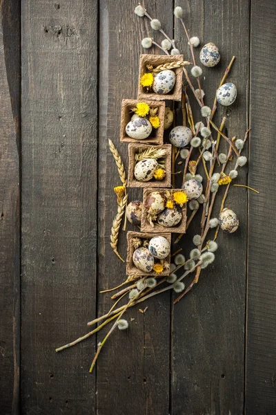 Cesta Pascua Primavera Con Huevos Diferentes Tamaños Flores Primavera Cereales — Foto de Stock