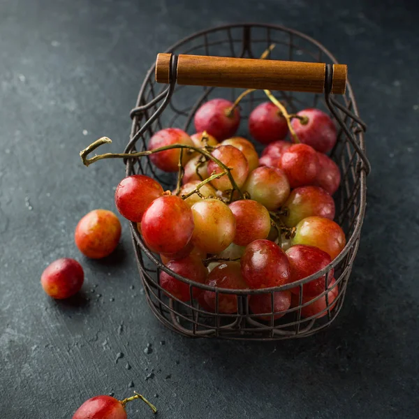 Uvas Grandes Rojas Una Rama Una Cesta Hierro Vintage Sobre — Foto de Stock