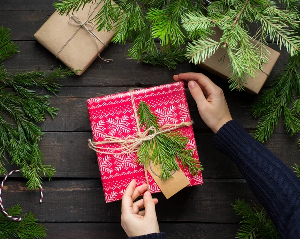 Weihnachten Hintergrund Mit Dekorationen Mit Weihnachtsbaum Und Mit Geschenkschachteln Auf — Stockfoto