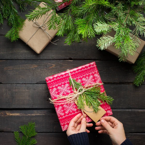 Weihnachten Hintergrund Mit Dekorationen Mit Weihnachtsbaum Und Mit Geschenkschachteln Auf — Stockfoto