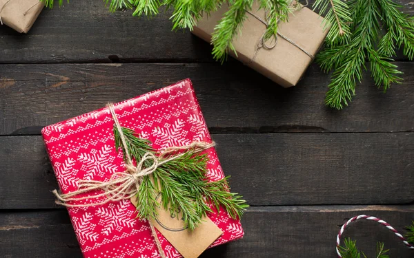 Xmas arka plan dekorasyon, Noel ağacı ve hediye kutuları ahşap tahta üzerinde. Düz yatıyordu, en iyi görünümü