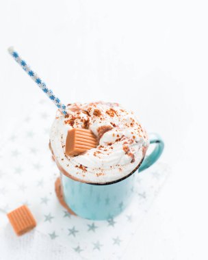 Noel ruh!) Sıcak çikolata krema, tarçın ve hafif bir arka plan üzerinde mavi bir vintage kupa bir kurabiye. En iyi kutlama arka plan. Kış xmas tatil kavramı.