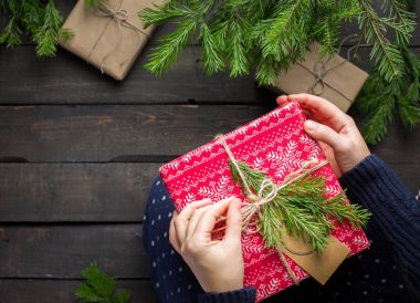 Xmas arka plan dekorasyon, Noel ağacı ve hediye kutuları ahşap tahta üzerinde. Düz yatıyordu, en iyi görünümü