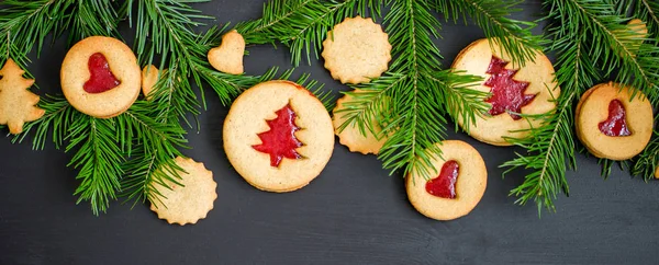 Ingwer Hausgemachte Plätzchen Mit Erdbeermarmelade Auf Schwarzem Holzhintergrund Mit Weihnachtsbaum — Stockfoto