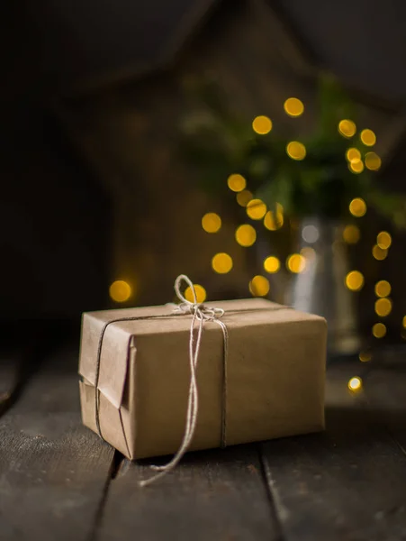 Weihnachtsgeschenk Stimmung Geschenk Kraftpapier Auf Dunklem Hintergrund Verpackt Der Beste — Stockfoto