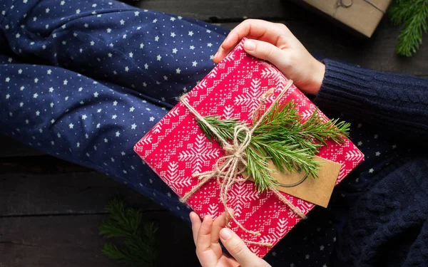 Weihnachten Hintergrund Mit Dekorationen Mit Weihnachtsbaum Und Mit Geschenkschachteln Auf — Stockfoto