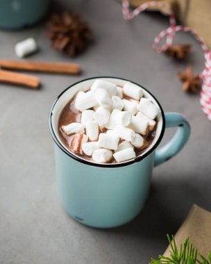 Bir fincan sıcak çikolata hatmi ve bir Noel ağacı, hediyeler bir gri beton zemin üzerine tarçın ile. ve kırmızı-beyaz dize (sicim). Kış xmas tatil kavramı. Şenlikli ruh hali.
