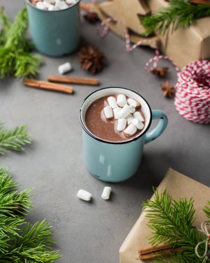 Bir Noel ağacı, hediyeler bir gri beton zemin üzerine sıcak çikolata bir fincan. ve kırmızı-beyaz dize (sicim). Kış xmas tatil kavramı. Şenlikli ruh hali.