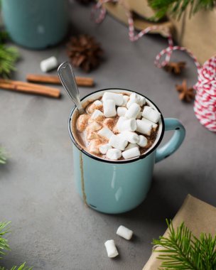 Bir fincan sıcak çikolata hatmi ve bir Noel ağacı, hediyeler bir gri beton zemin üzerine tarçın ile. ve kırmızı-beyaz dize (sicim). Kış xmas tatil kavramı. Şenlikli ruh hali.
