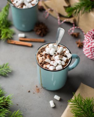 Bir fincan sıcak çikolata hatmi ve bir Noel ağacı, hediyeler bir gri beton zemin üzerine tarçın ile. ve kırmızı-beyaz dize (sicim). Kış xmas tatil kavramı. Şenlikli ruh hali.