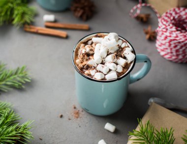 Bir fincan sıcak çikolata hatmi ve bir Noel ağacı, hediyeler bir gri beton zemin üzerine tarçın ile. ve kırmızı-beyaz dize (sicim). Kış xmas tatil kavramı. Şenlikli ruh hali.