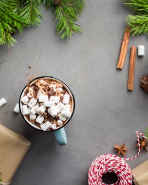 Harika şeyler sunulacaktır!) Bir fincan sıcak çikolata hatmi, tarçın ve süt bir Noel ağacı ve hediyeler gri bir beton zemin üzerine. Kış xmas tatil kavramı. Düz yatıyordu, en iyi görünümü