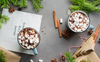 Harika şeyler sunulacaktır!) Bir fincan sıcak çikolata hatmi, tarçın ve süt bir Noel ağacı ve hediyeler gri bir beton zemin üzerine. Kış xmas tatil kavramı. Düz yatıyordu, en iyi görünümü