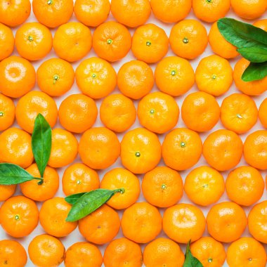 Noel mandalina ruh!) Çelenk taze küçük mandalina yaptı ve Beyaz ahşap zemin üzerine yeşil yaprakları. En iyi Noel kutlama arka plan. Düz yatıyordu, en iyi görünüm, kopya alanı. 