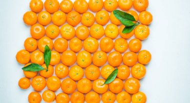 Noel mandalina ruh!) Çelenk taze küçük mandalina yaptı ve Beyaz ahşap zemin üzerine yeşil yaprakları. En iyi Noel kutlama arka plan. Düz yatıyordu, en iyi görünüm, kopya alanı. 