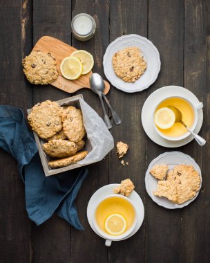 Mükemmel lezzetli breakfast. Yulaf ezmeli kurabiye kupalar Xmas ağacı ile karanlık bir arka plan üzerinde limon ile ahşap kutu ve yeşil çay çikolata ile. En iyi yararlı tanımlama bilgileri. Düz yatıyordu, en iyi görünümü