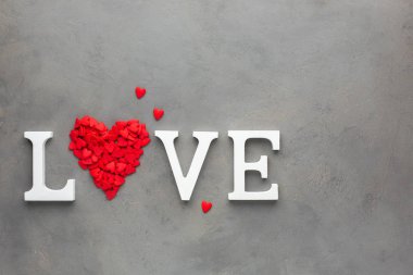 Sevgiliye arka plan kırmızı Kalpler ve beyaz harflerle 