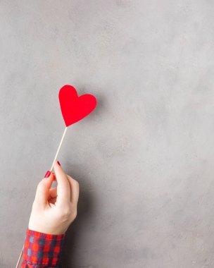 Sevgiliye arka plan el gri beton zemin üzerine kırmızı kağıt kalp ile. Romantik ruh hali.) Güzel arka plan. Düz yatıyordu, en iyi görünümü