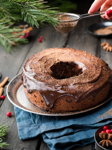 Bolo Chocolate Com Nozes Cranberries Ganache Chocolate Cacau Fundo Madeira — Fotografia de Stock