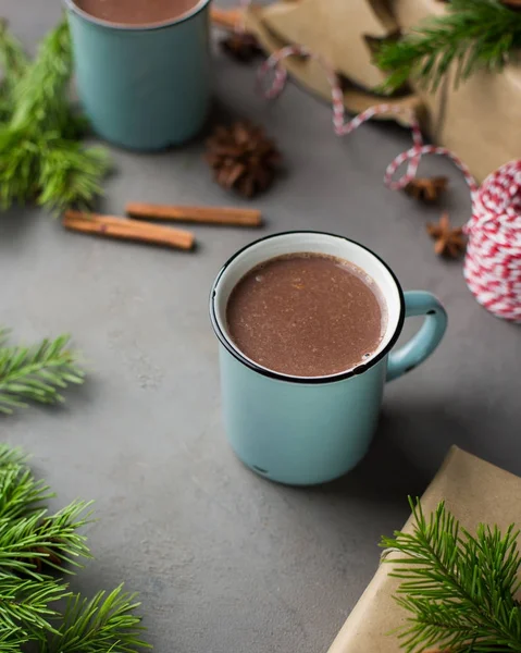 Bir Noel ağacı, hediyeler bir gri beton zemin üzerine sıcak çikolata bir fincan. ve kırmızı-beyaz dize (sicim). Kış xmas tatil kavramı. Şenlikli ruh hali.
