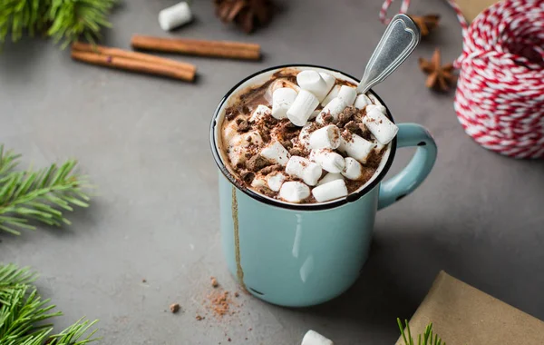 Bir fincan sıcak çikolata hatmi ve bir Noel ağacı, hediyeler bir gri beton zemin üzerine tarçın ile. ve kırmızı-beyaz dize (sicim). Kış xmas tatil kavramı. Şenlikli ruh hali.