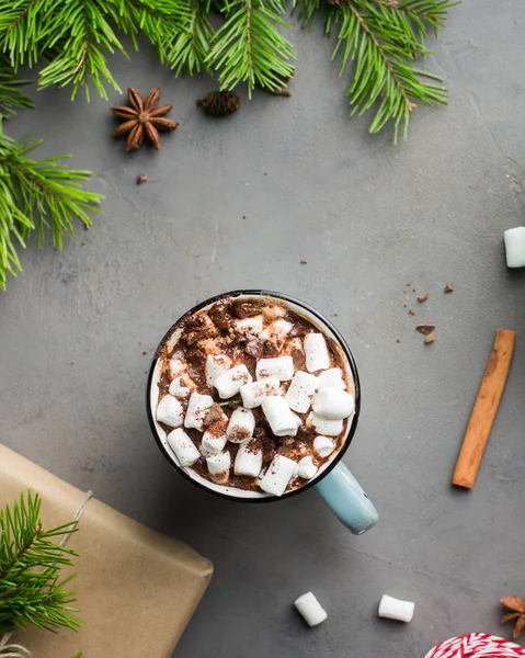 Bir fincan sıcak çikolata hatmi ve bir Noel ağacı, hediyeler gri beton zemin üzerine tarçın ile. ve kırmızı-beyaz dize (sicim). Kış xmas tatil kavramı. Şenlikli ruh hali. Düz yatıyordu, en iyi görünümü