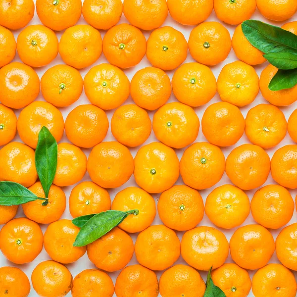 Noel mandalina ruh!) Çelenk taze küçük mandalina yaptı ve Beyaz ahşap zemin üzerine yeşil yaprakları. En iyi Noel kutlama arka plan. Düz yatıyordu, en iyi görünüm, kopya alanı. 