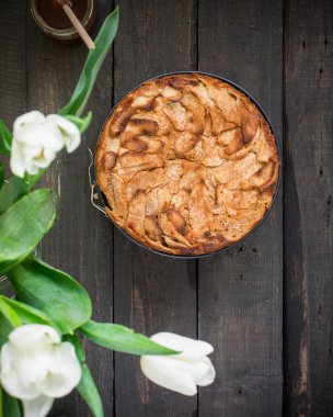 Ahşap arka plan üzerinde elma ile tam buğday unu ile ev yapımı kek. Elleriniz ve çiçekler gıda fotoğraf. Yararlı diyet pişirme. Düz yatıyordu, en iyi görünümü