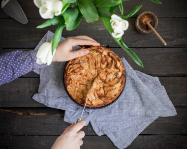Ahşap arka plan üzerinde elma ile tam buğday unu ile ev yapımı kek. Elleriniz ve çiçekler gıda fotoğraf. Yararlı diyet pişirme. Düz yatıyordu, en iyi görünümü
