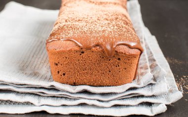 Çikolatalı pasta ve içinde çikolata ve kakao olan vanilya yıldızı. Acımasız kek. Kutlama. Tatil fikri. Yeni yıl. Noel zamanı. Gri havlu. Tahta kara arka plan. Köknar ağacı. 