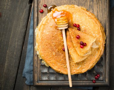 Geleneksel Rus krep haftası Maslenitsa için geleneksel kefir (tereyağlı krep) krepleri. Geleneksel bahar festivali. Tahta tahtada taze böğürtlen ve bal. Mutlu Salı 'lar.!