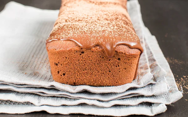 Çikolatalı pasta ve içinde çikolata ve kakao olan vanilya yıldızı. Acımasız kek. Kutlama. Tatil fikri. Yeni yıl. Noel zamanı. Gri havlu. Tahta kara arka plan. Köknar ağacı. 